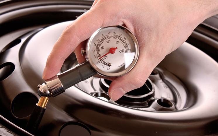 Controllo e regolazione della pressione di un pneumatico con una pompa a pedale