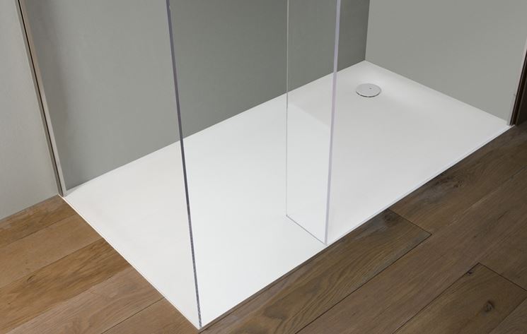 Bagno con piatto doccia in corian