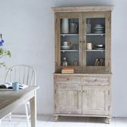 Cucina con credenza in stile shabby chic