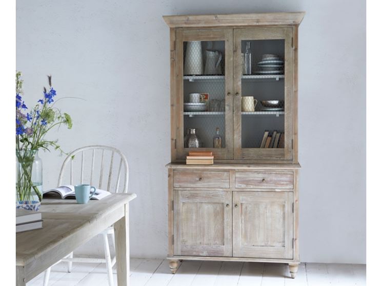 Cucina con credenza in stile shabby chic