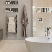 Ampio bagno con accessori