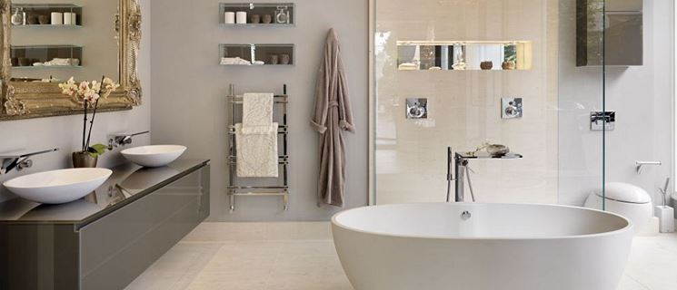 Ampio bagno con accessori