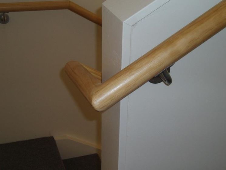 Un tipo di corrimano in legno