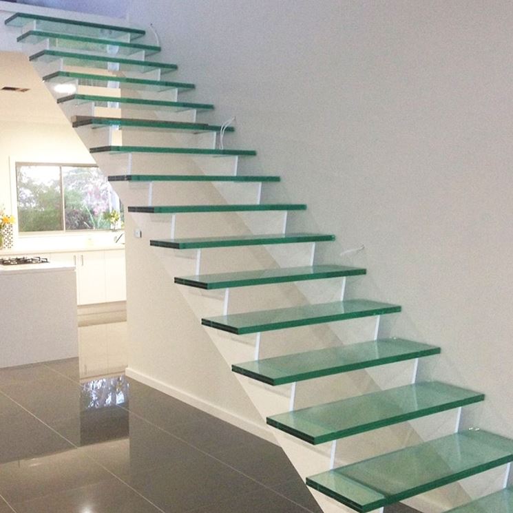 Scala moderna con gradini in vetro