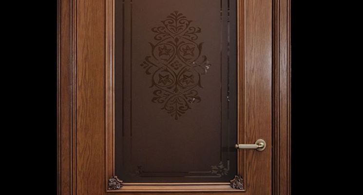 Porta in legno pregiato con dettagli