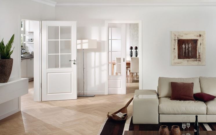 Porte in legno verniciate in bianco