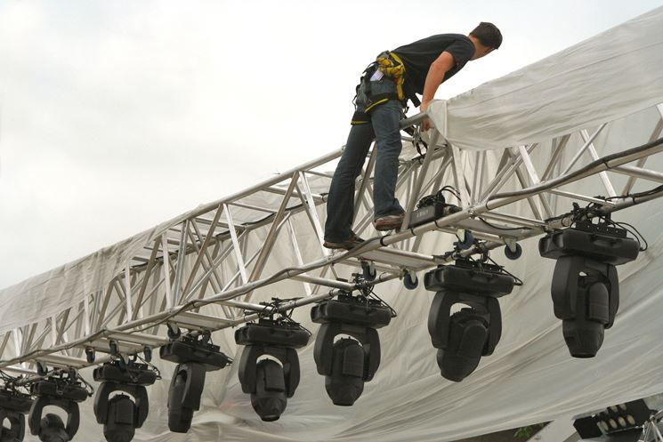 Lavoratore in quota su palco