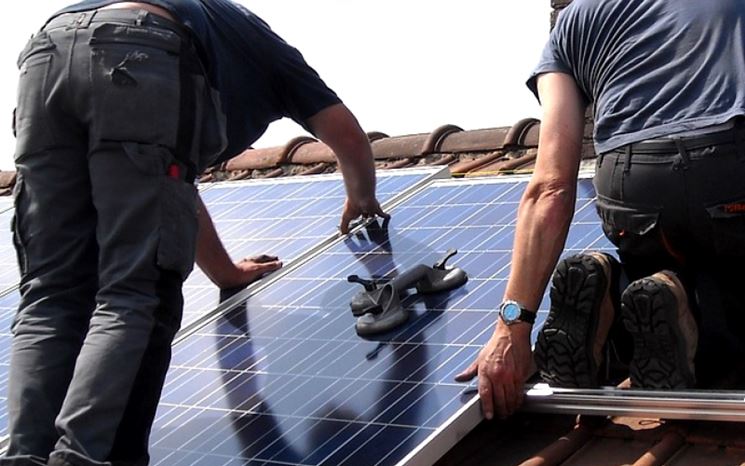 Installatore fotovoltaico a lavoro