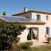 Casa con impianto fotovoltaico