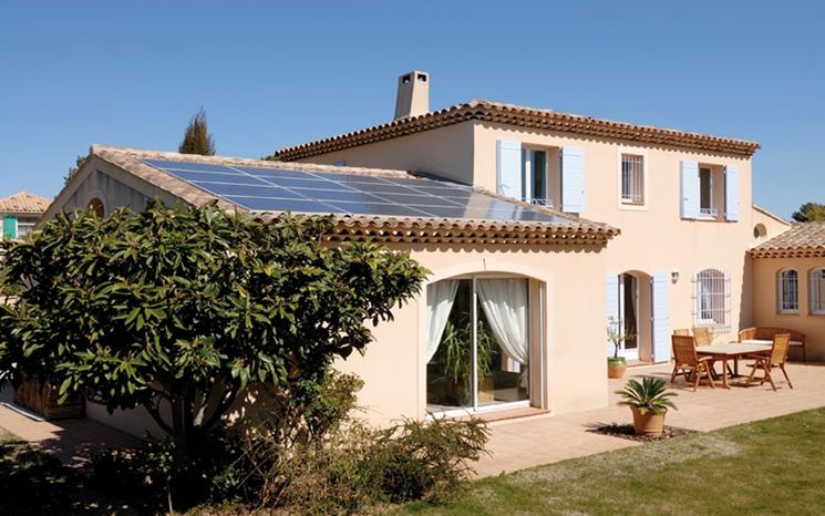 Casa con impianto fotovoltaico