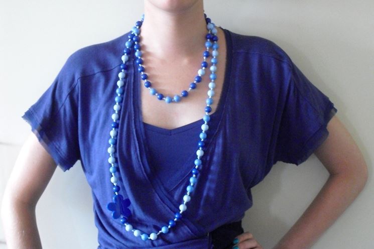 Collana di perle azzurre