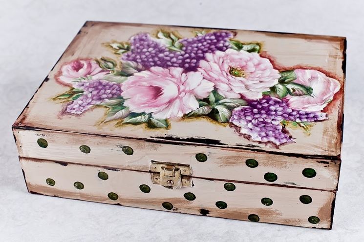 Scatola decorata con il decoupage