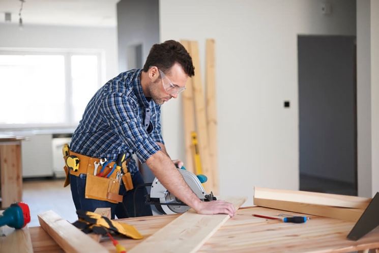 Uomo impegnato nel bricolage