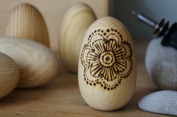 Uovo di legno decorato