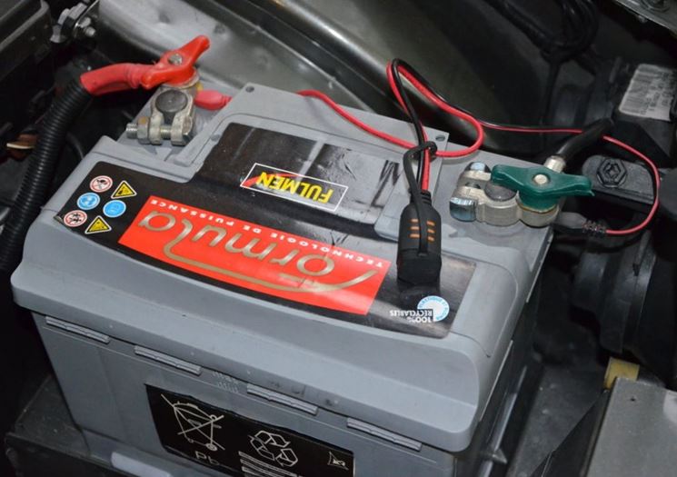 Batteria auto in fase di ricarica