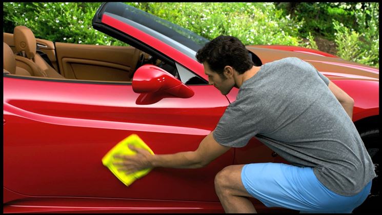 Applicare la cera per l'auto