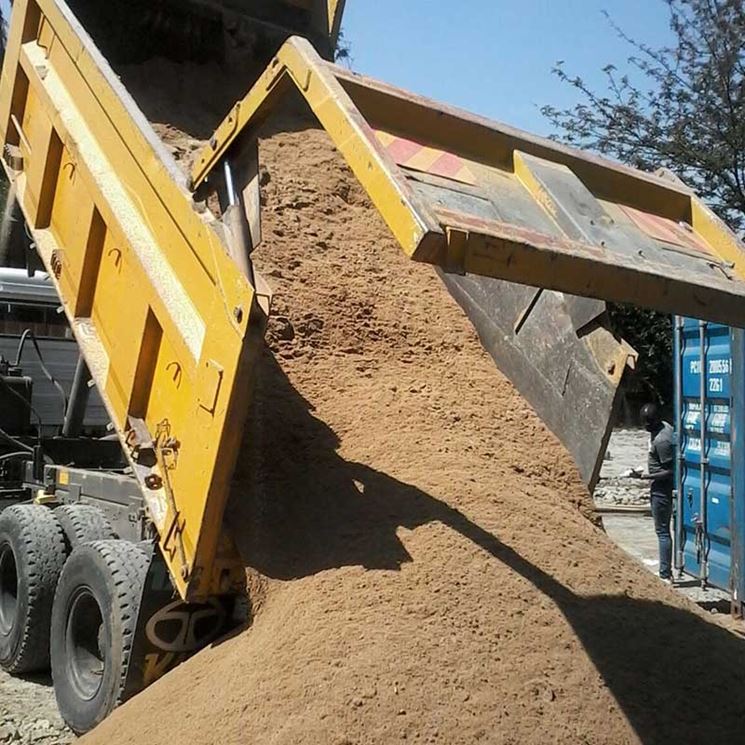 Camion che scarica della sabbia di fiume