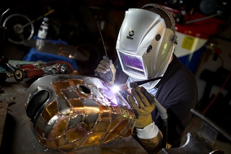 Un saldatore intento in un procedimento TIG