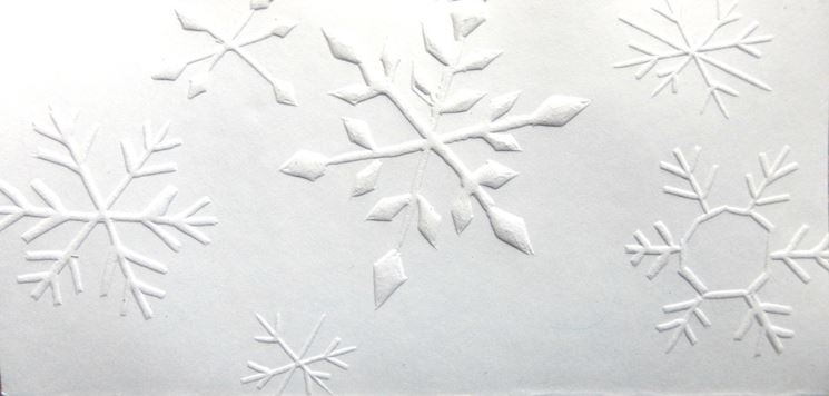 Cristalli di neve a sbalzo su cartoncino