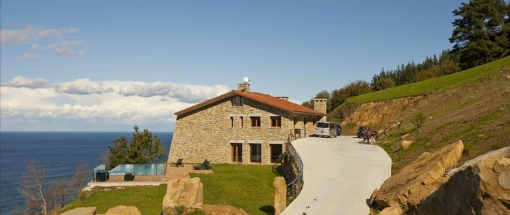 Agriturismo con alloggi e piscina