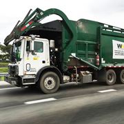 Camion adibito alla raccolta dei rifiuti