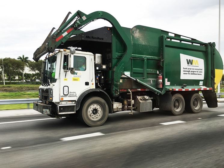 Camion adibito alla raccolta dei rifiuti