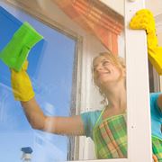 Mai pulire i vetri in bilico su una finestra aperta