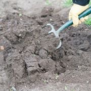 Preparazione del terreno per seminare il prato