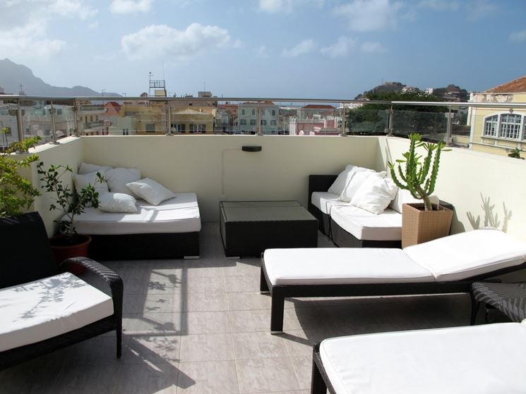 Arredamenti per terrazzi mobili da giardino scegliere for Arredi per terrazzi