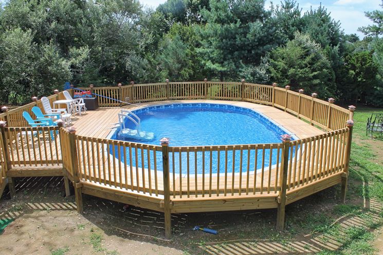 Piscina con struttura in legno