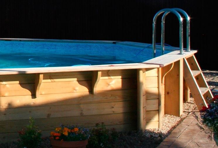 Piscina con rivestimento in legno