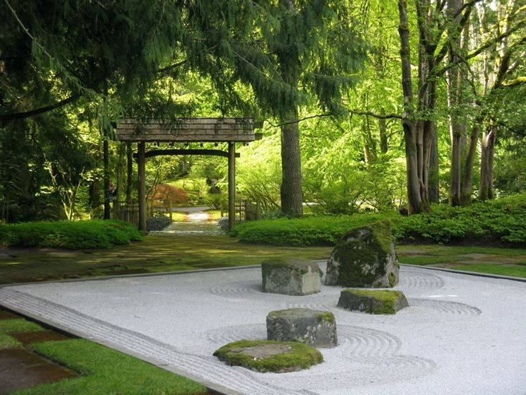 Onde intorno alla roccia in giardino zen