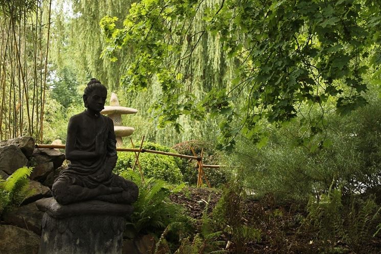 Statua Budda in giardino zen