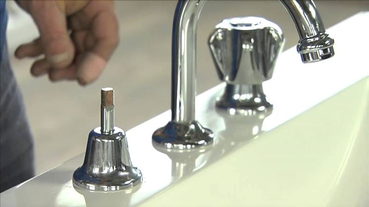 L'installazione dei rubinetti per la vasca