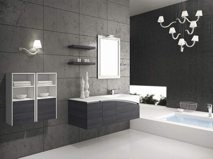 Bagno con lampadario e applique