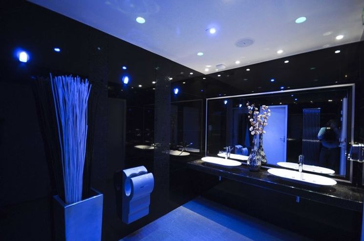 Suggestivo bagno con illuminazione a led