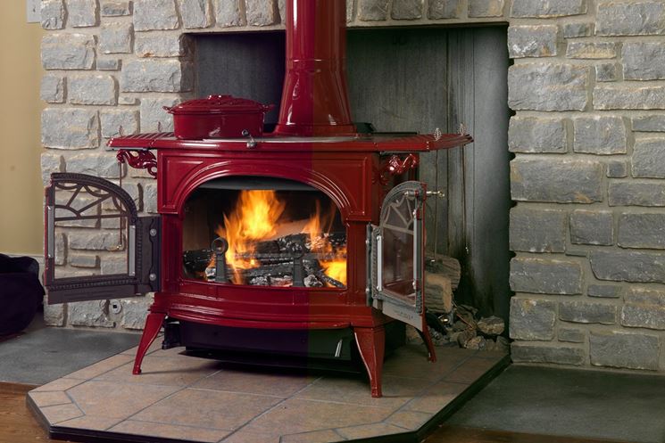 Termostufa a legna con rivestimento rosso