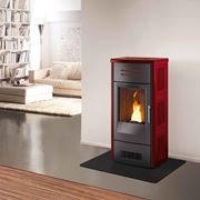 Stufa a pellet con rivestimento rosso