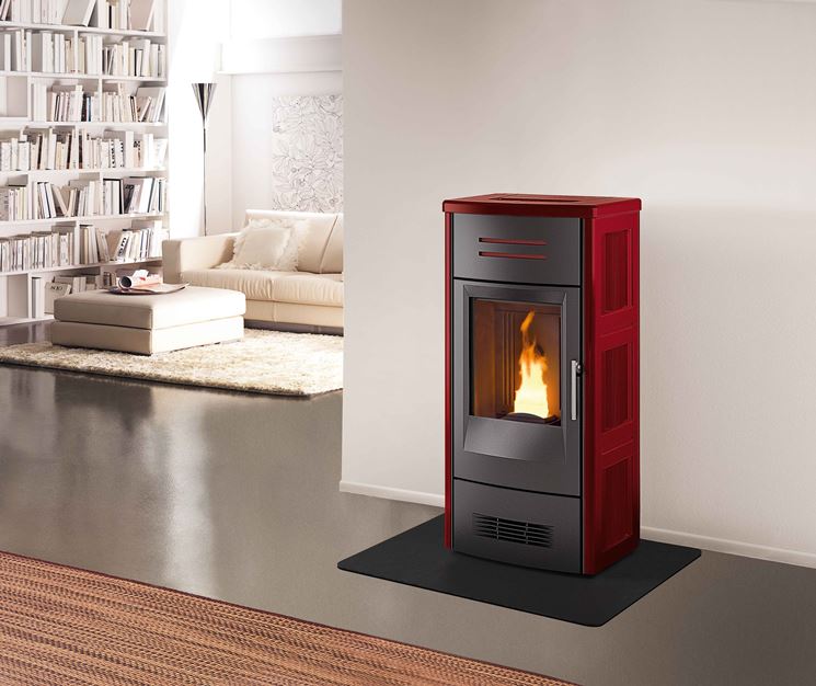 Stufa a pellet con rivestimento rosso