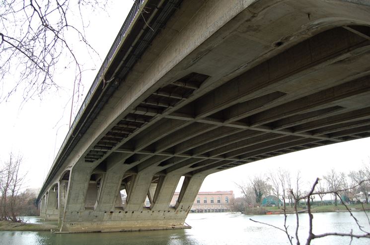 Un ponte in calcestruzzo armato