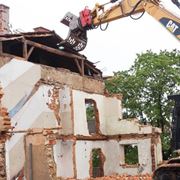 Demolizione di una casa con l'ausilio di mezzi meccanici