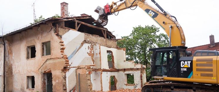 Demolizione di una casa con l'ausilio di mezzi meccanici