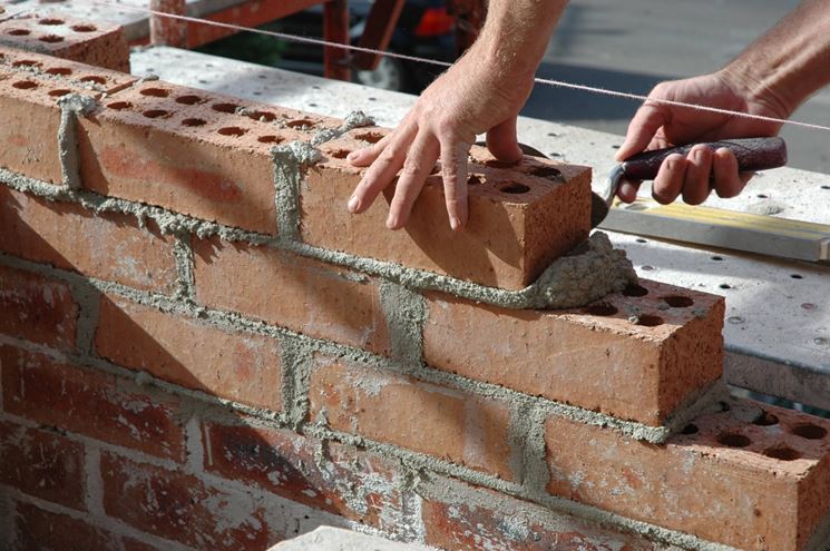 Collocazione di mattoni con l'ausilio del filo di riferimento