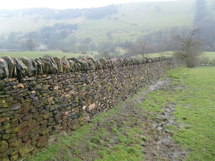 Muro a secco in una campagna