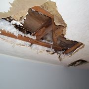 Soffitto parzialmente danneggiato