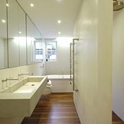 Bagno con pavimento in teak