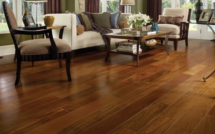 Una casa con parquet in legno