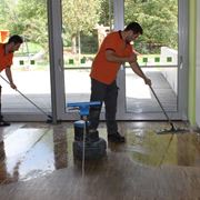 Pulizia del parquet con acqua