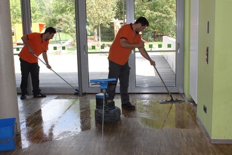 Pulizia del parquet con acqua