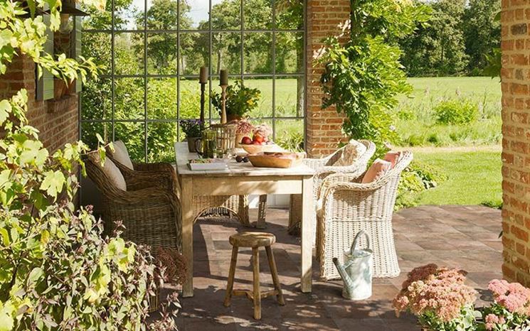 Elegante giardino con pavimentazione in ceramica